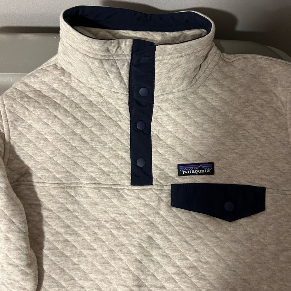 Patagonia 🥾 1/4 button down waffle style- limited edition oatmeal and navy trim
